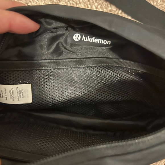 Lululemon Wanderlust Belt Bag O/S Black with zipper! - Picture 6 of 8